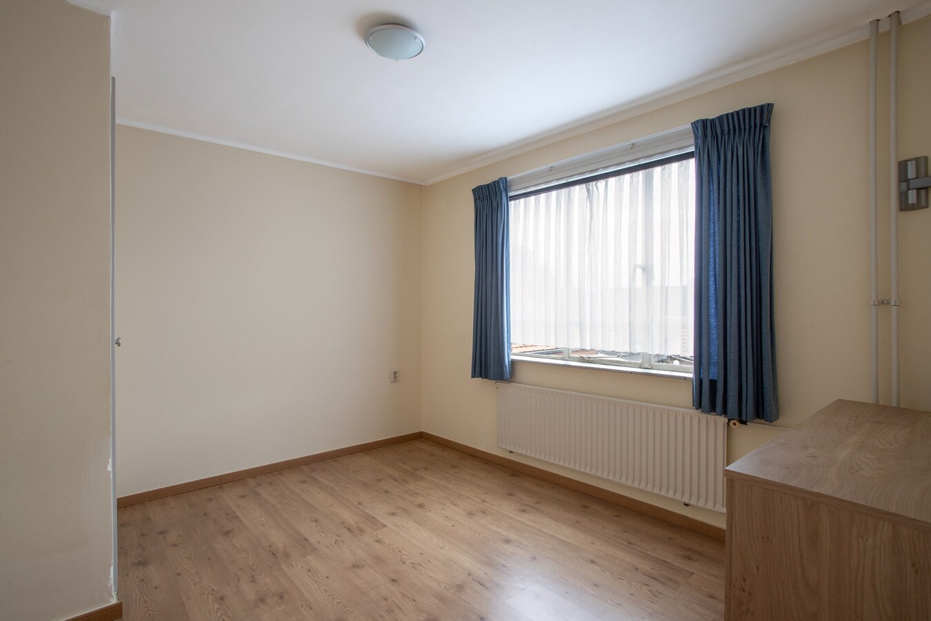 Tweekapper met vrijstaande garage en inrit gelegen op een hoekperceel in Reusel. 