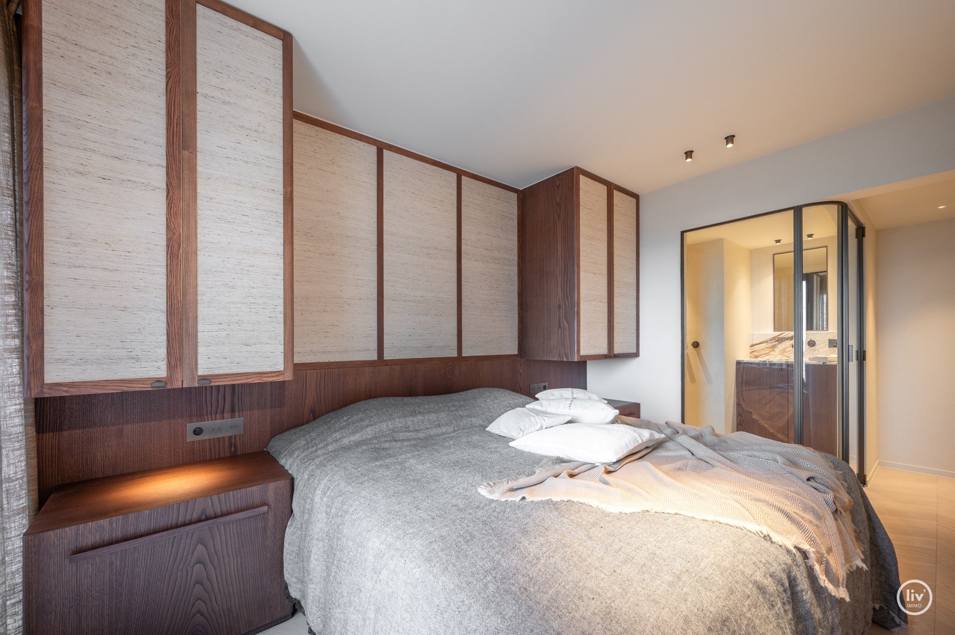 Volledig en subliem gerenoveerd zuid-west georiënteerd hoekappartement in een prestigieuze villaresidentie in het hart van het Zoute. 