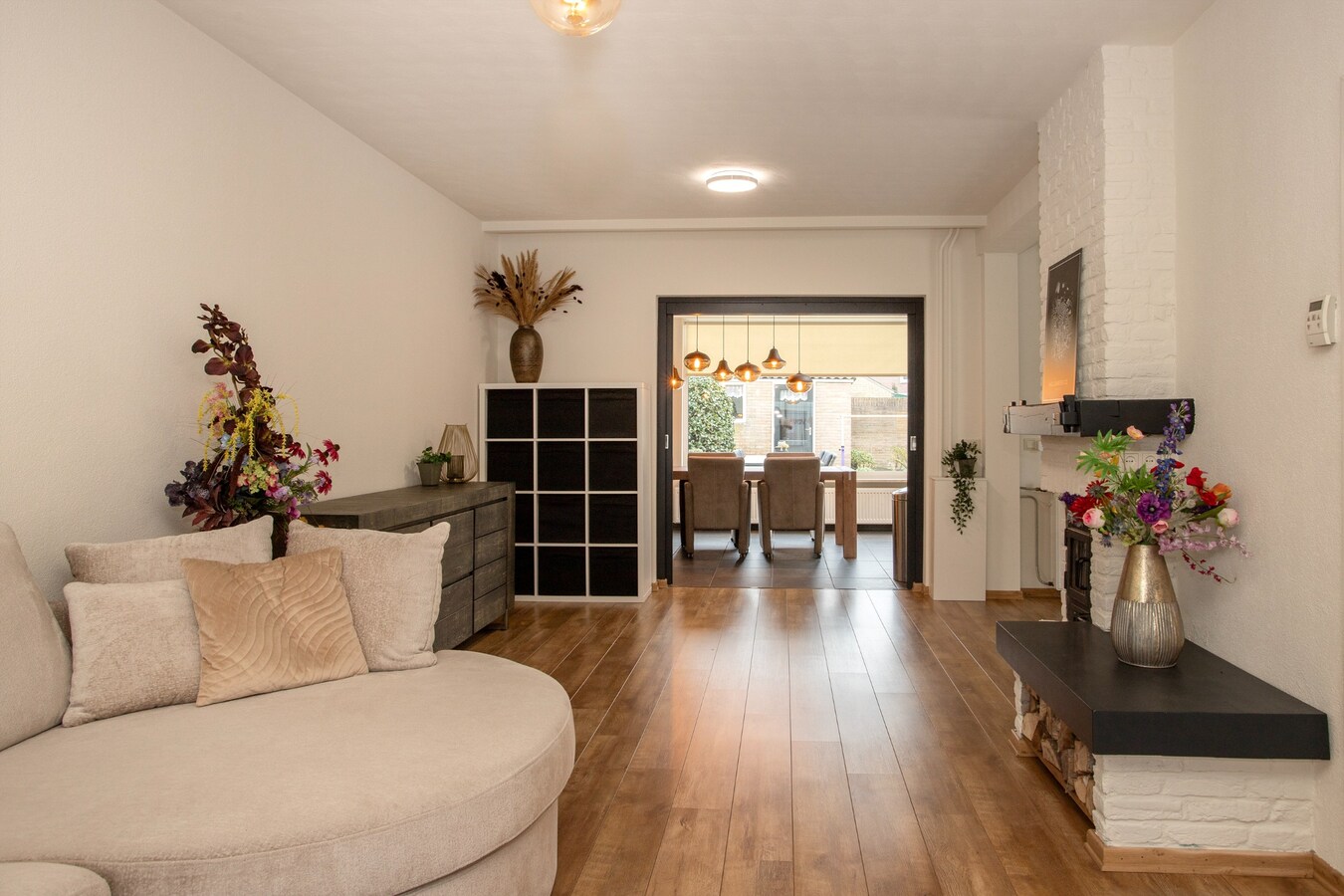 Welkom in deze verrassend ruime en charmante hoekwoning nabij het centrum van Reusel! 