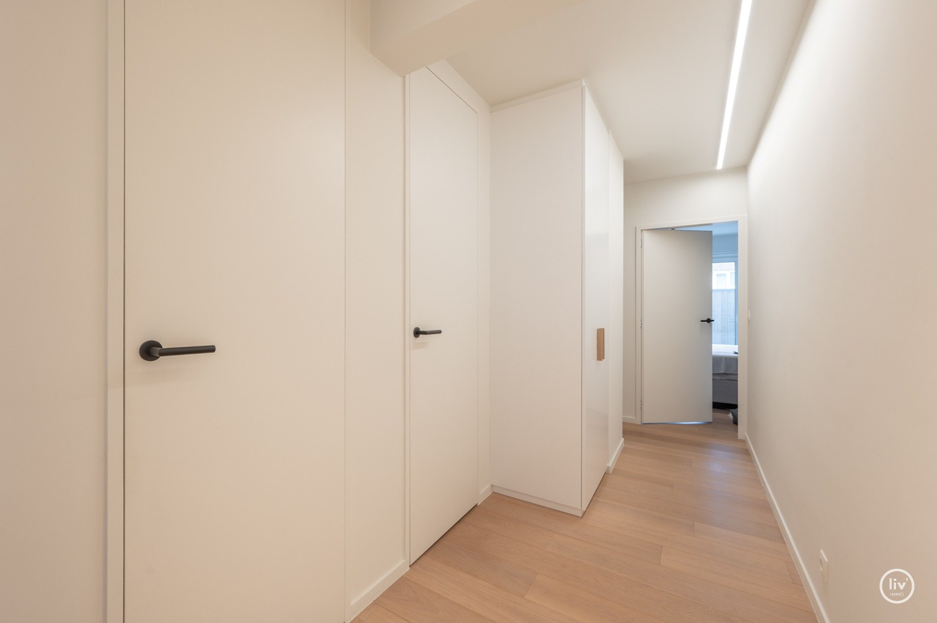 Prachtig ruim 2 slaapkamerappartement met mooie gevelbreedte en groot zonneterras op een topligging vlakbij de Dumortierlaan te Knokke. Garage mogelijk in het gebouw. 