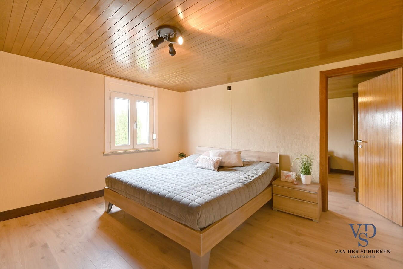 Te renoveren woning met uniek uitzicht op de omliggende akkers 