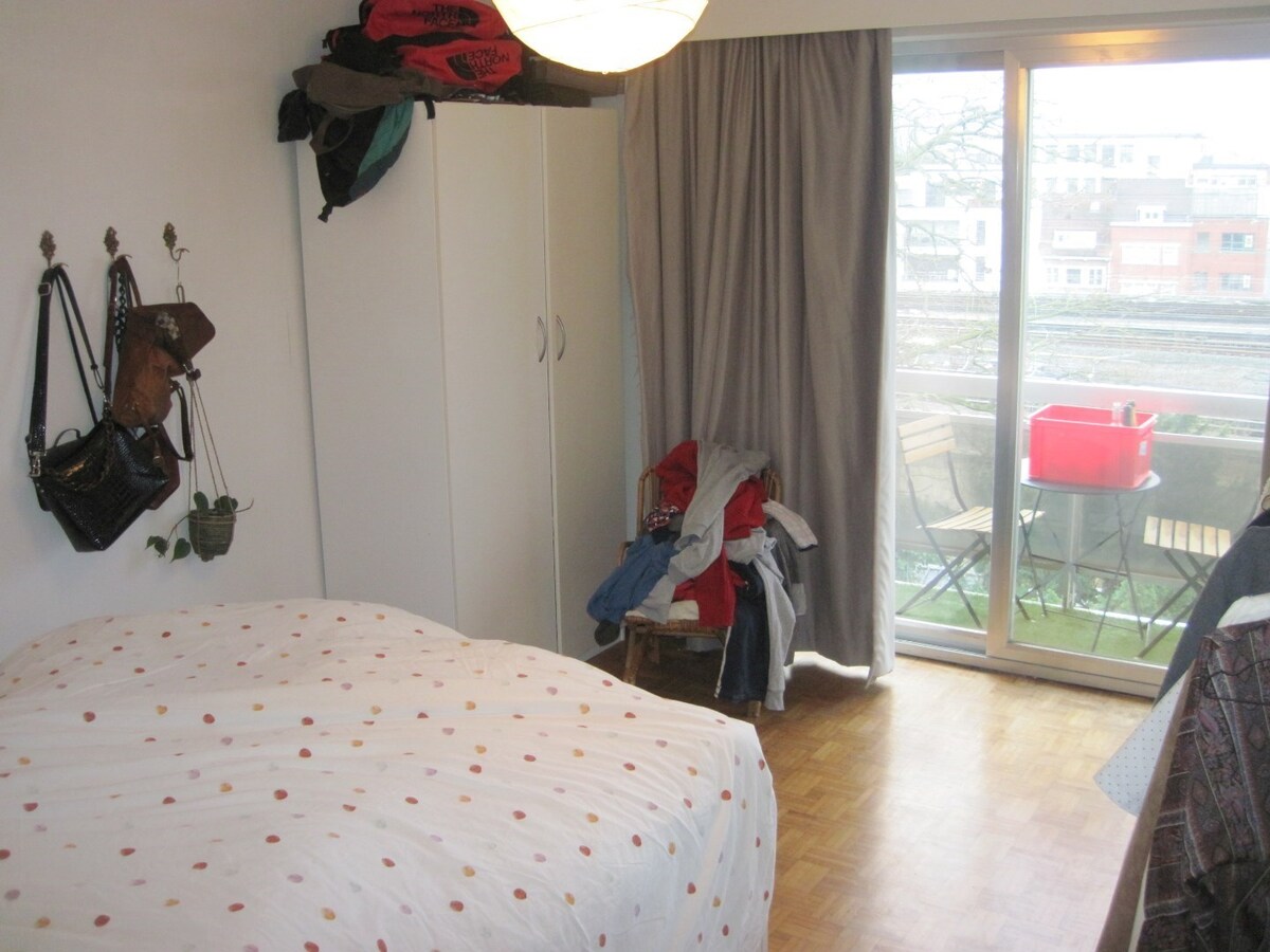 Ruim appartement (4°V) nabij St-Pieters-station 