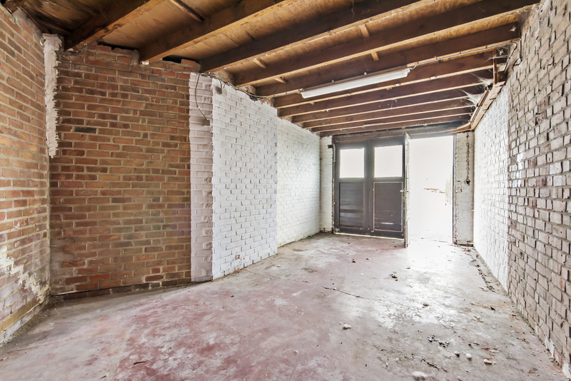 VERKOCHT!Op te frissen handelspand met woonst. 