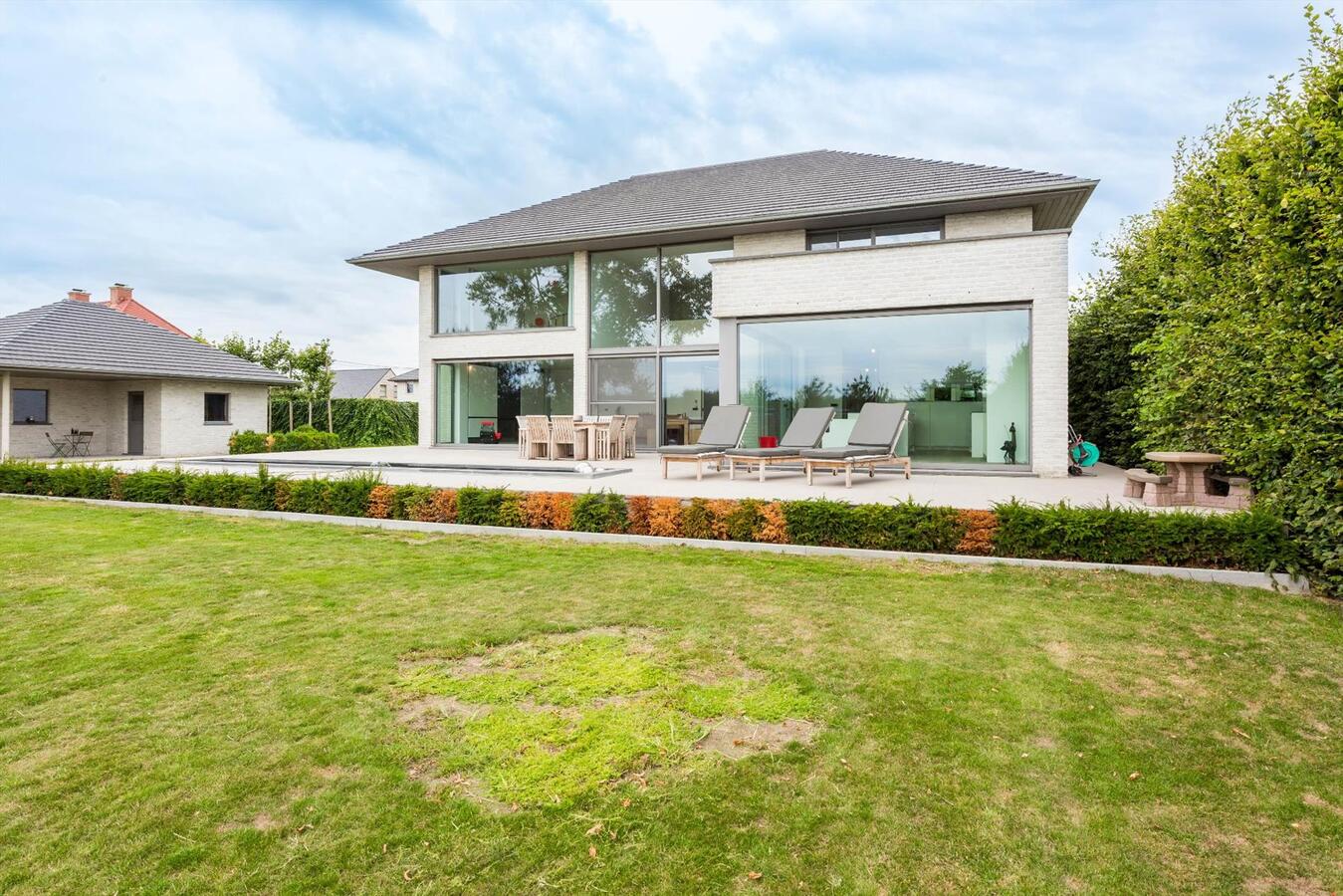Exclusieve, riante villa op perceel van 3118 m² 