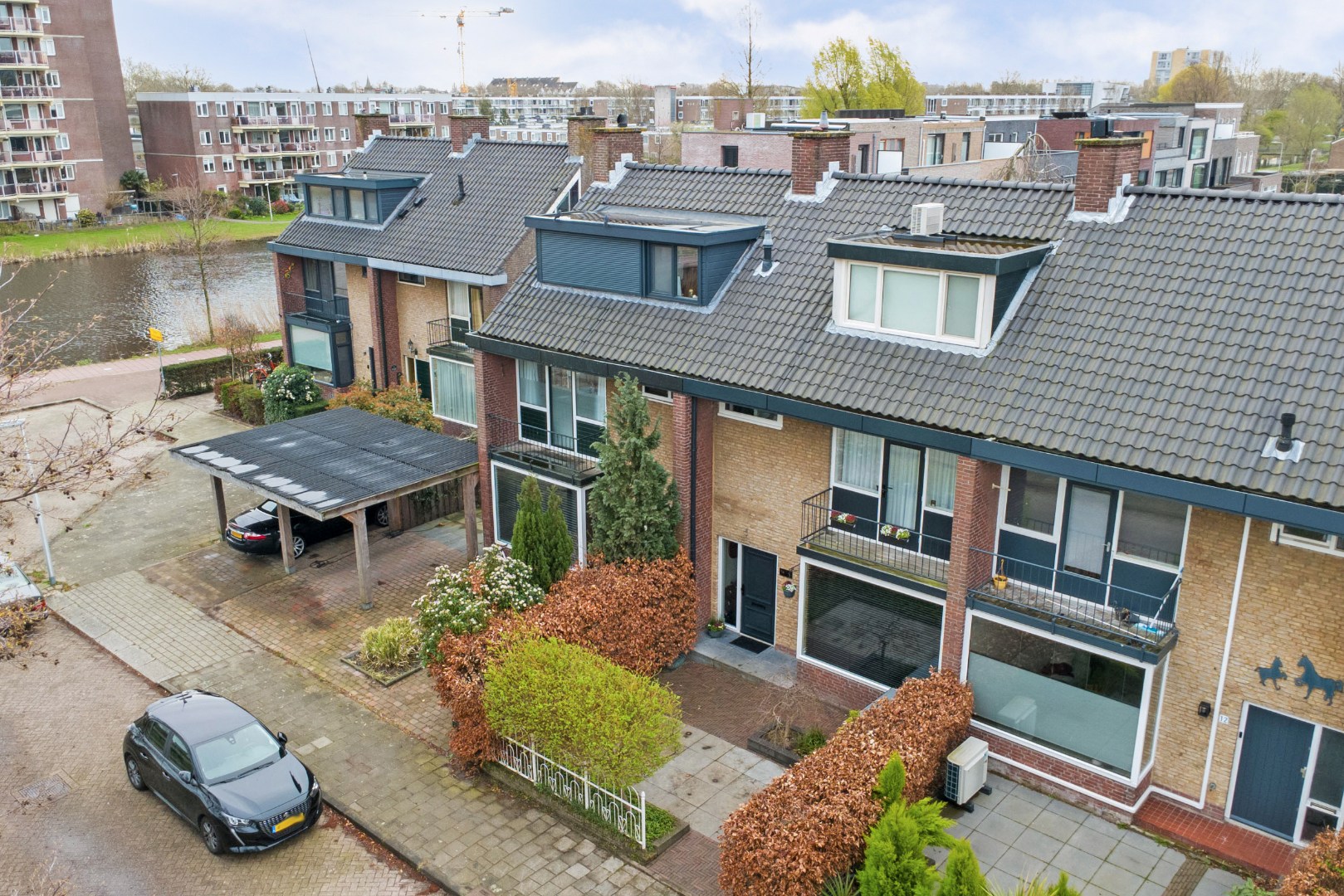 Energiezuinig (A++) en instapklaar 6-kamer gezinswoning met luxe keuken, vijf slaapkamers en zonnige tuin op het zuidoosten 