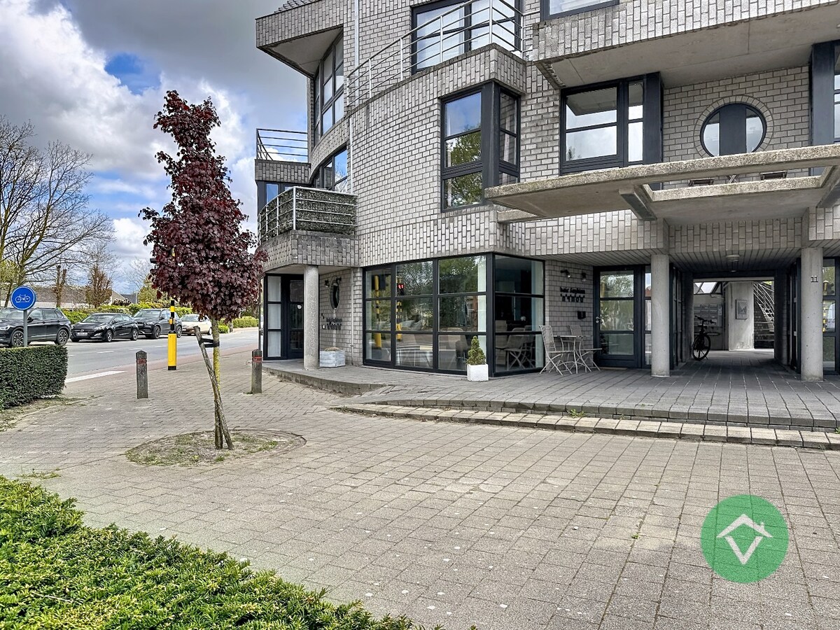 Volledig gerenoveerd handelspand met woonst en garage te Koekelare 