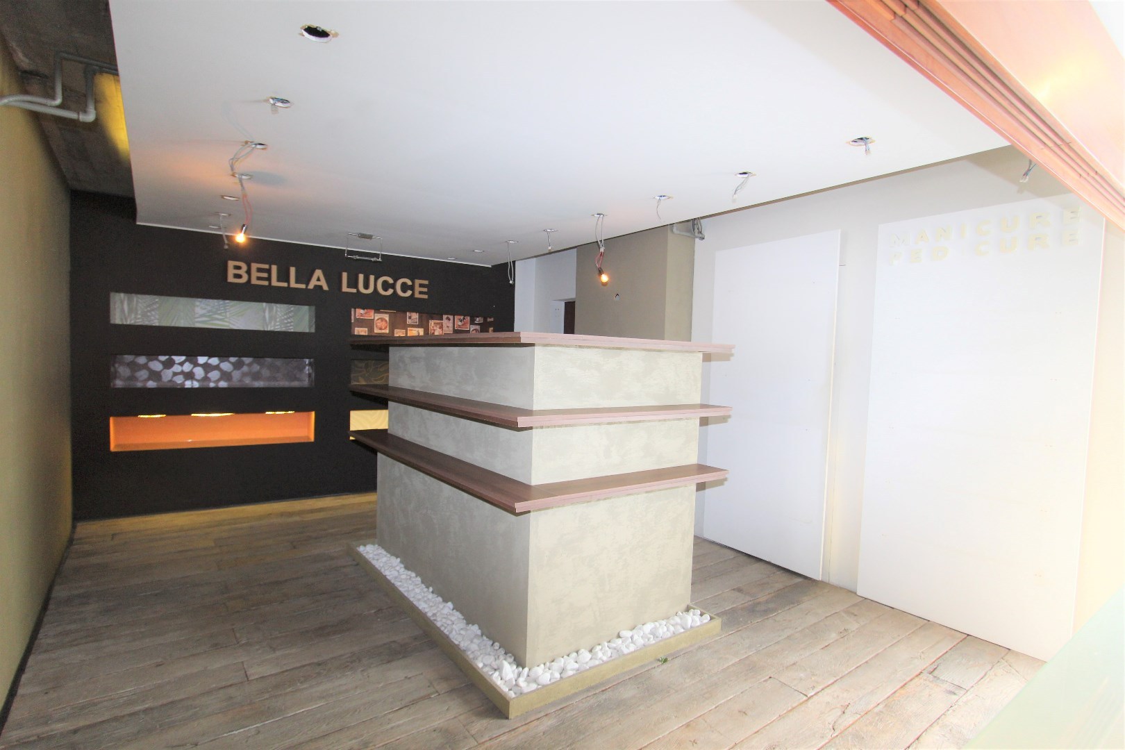 PRACHTIG GELEGEN MODERNE HANDELSWONING 