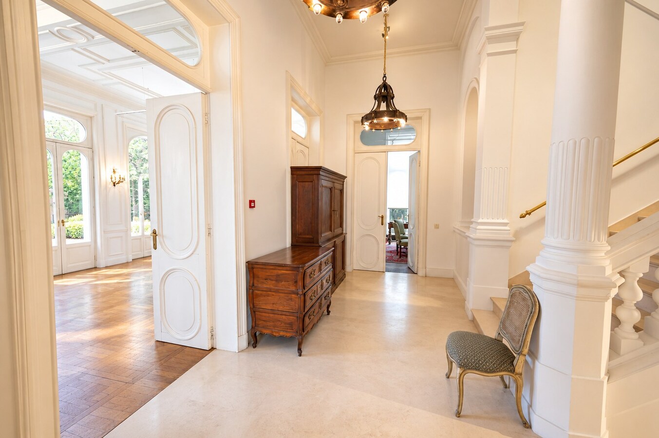 IMPOSANT KARAKTERVOL NEOCLASSICISTISCH HERENHUIS 