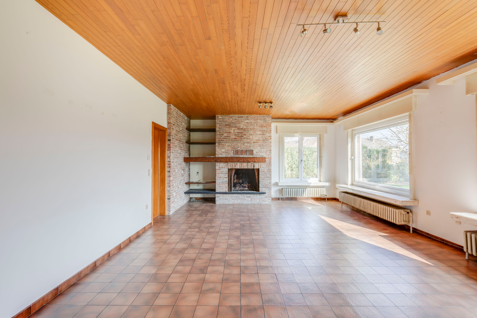 VERKOCHT ! Ruime villa (250m²) op mooi stuk grond (912m²) 