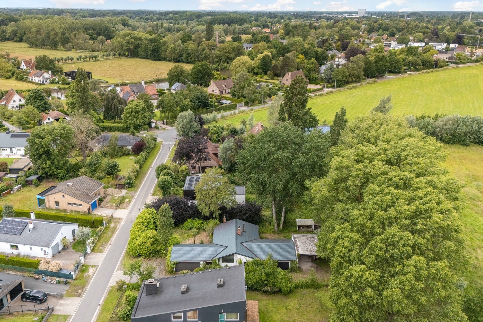 Seventies bungalowvilla met renovatiepotentieel op unieke ligging aan natuurgebied 