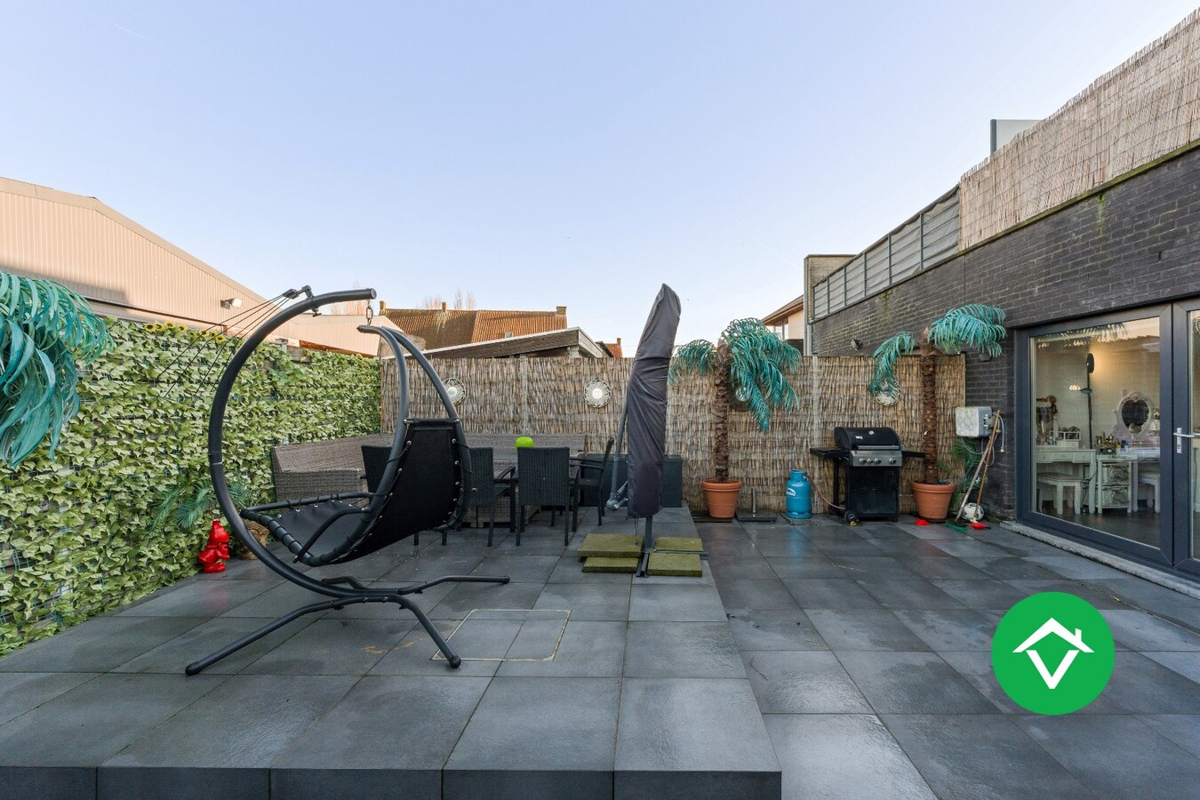 Instapklare nieuwbouwwoning met 5 slaapkamers en zonneterrassen op topligging in Eernegem 