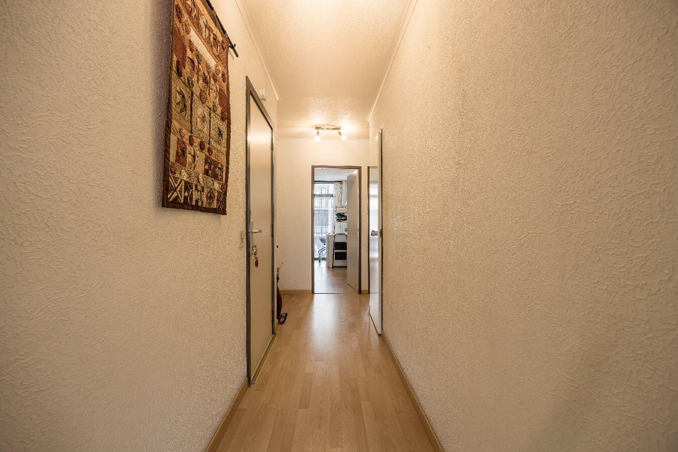 Zonnig tweeslaapkamerappartement op enkele passen van de zeedijk te Heist. 