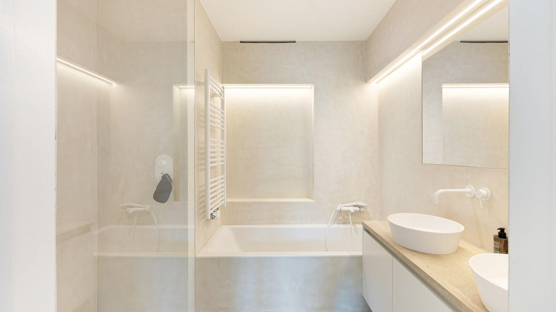 Ruim appartement van 138 m² gelegen op de Jozef Nellenslaan te Knokke en combineert ruimte, lichtinval en comfort. 