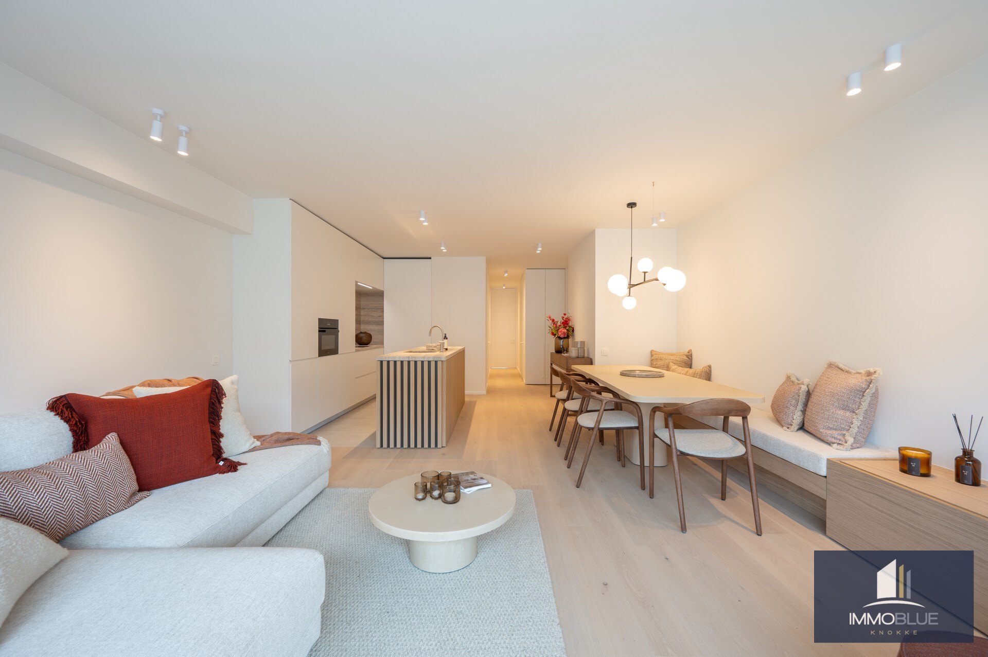 Stijlvol volledig gerenoveerd appartement gelegen nabij het Rubensplein . 