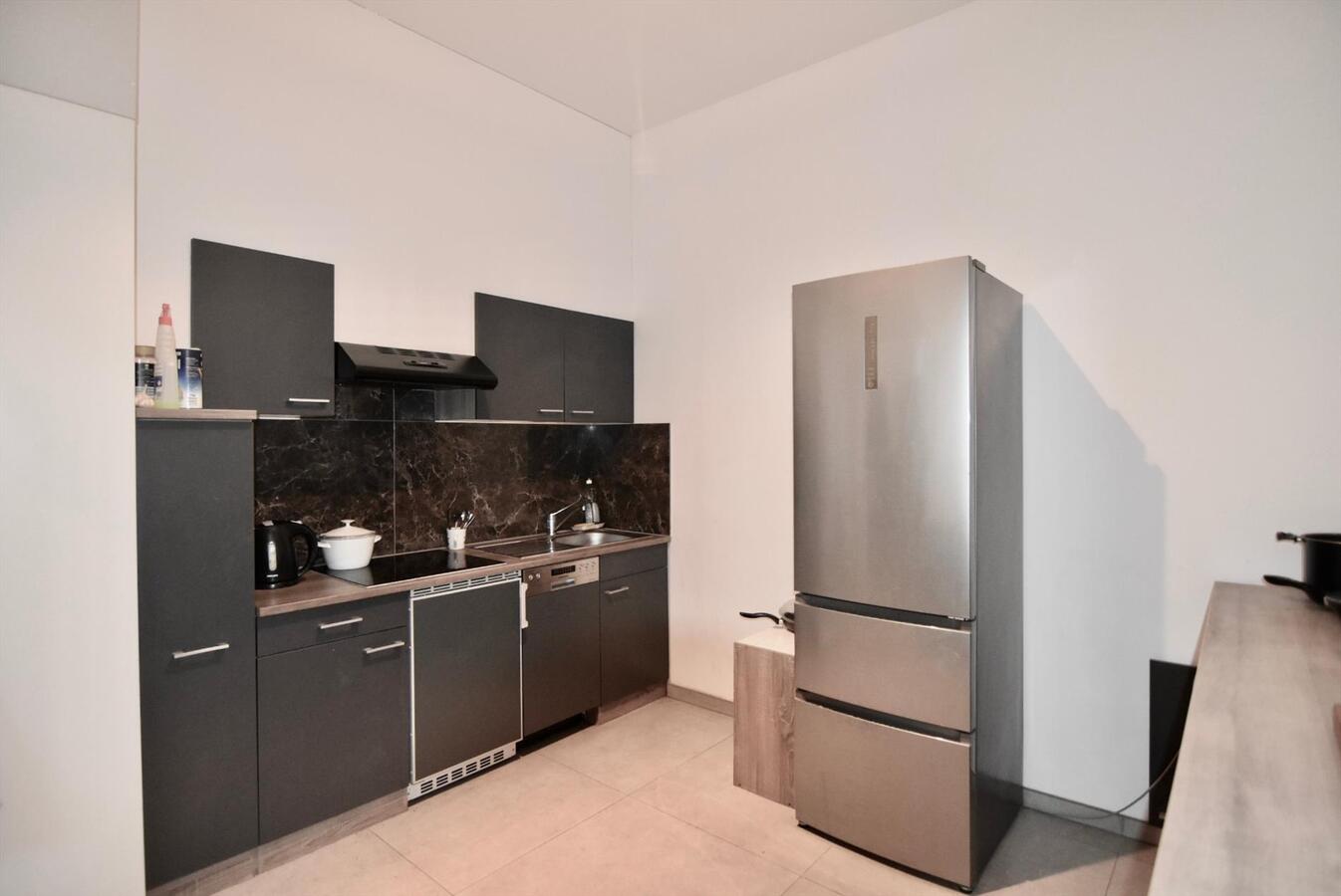 KWALITEITSVOL GERENOVEERD GELIJKVLOERS APPARTEMENT 