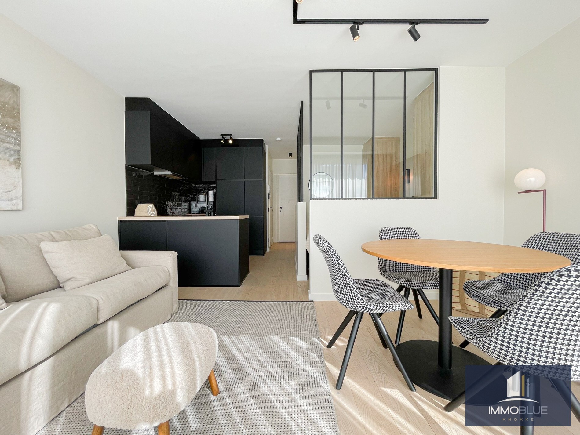 Recent tijdloos gerenoveerd appartement gelegen op de Kustlaan. 