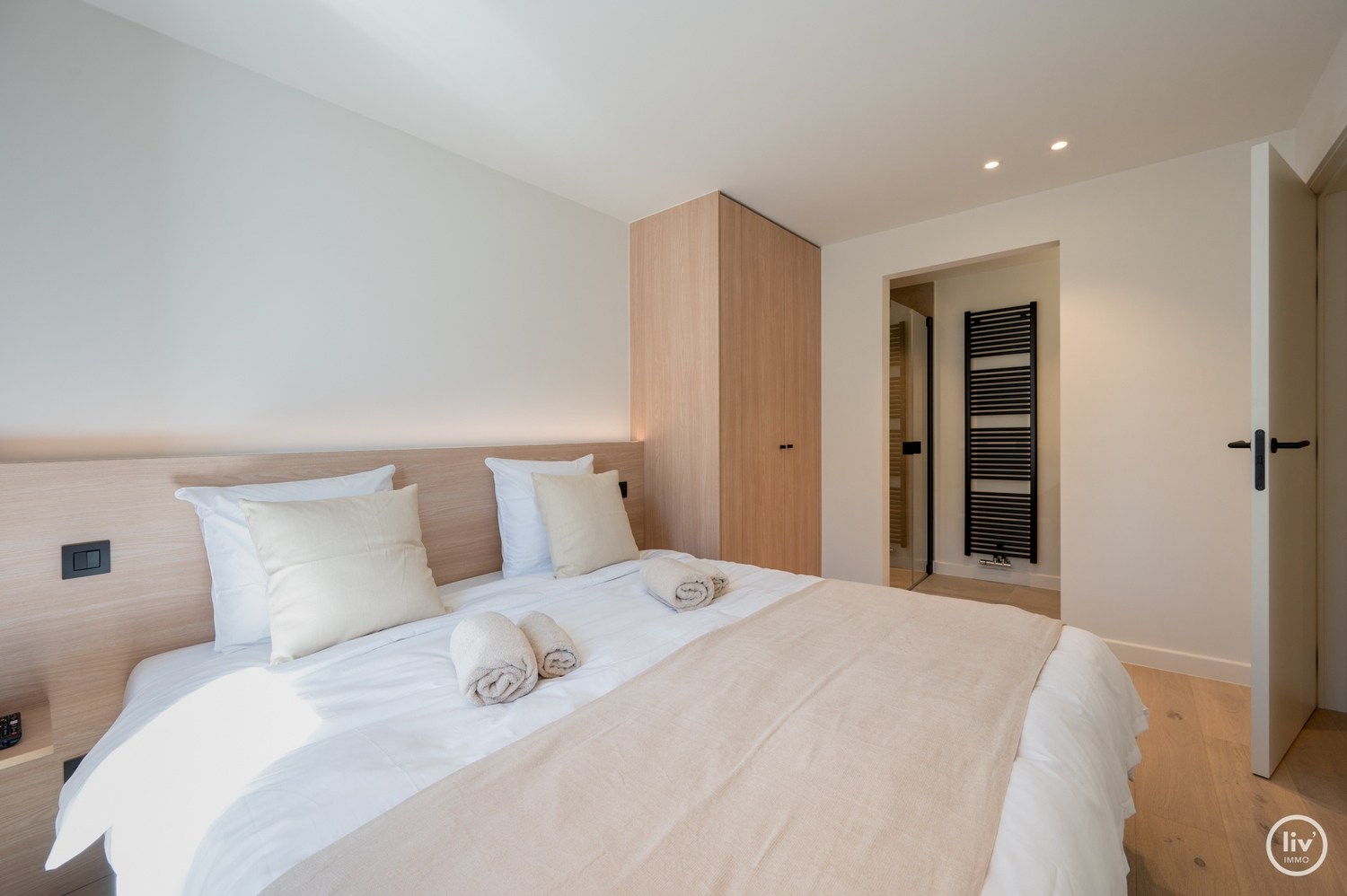 Prachtig, ruim gerenoveerd appartement met een mooie gevelbreedte van 7 m, gelegen op de Lippenslaan te Knokke. 