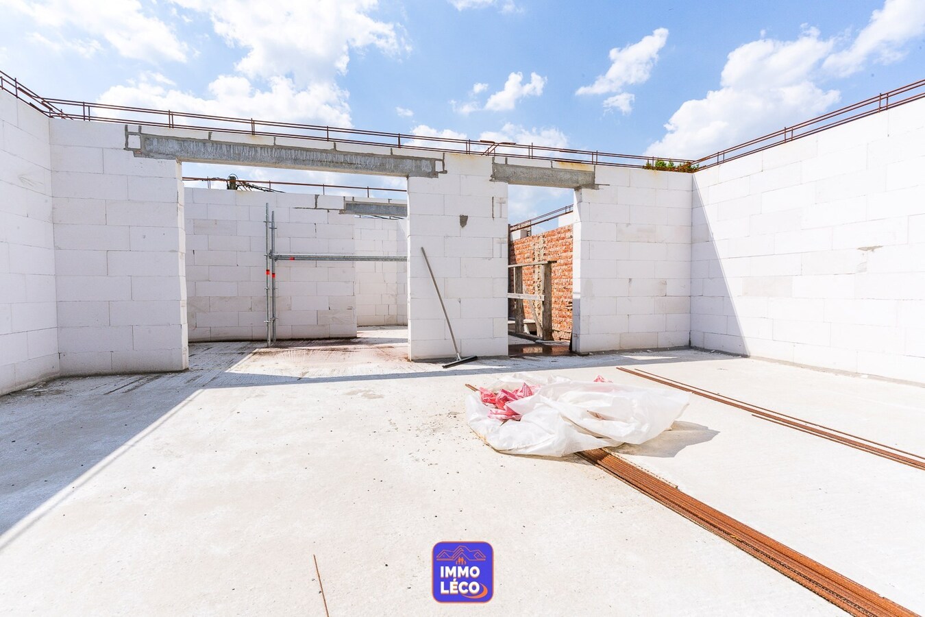 Nouvelle construction à parachever avec atelier, érigée sur 838m² ! SUPER POTENTIEL ! 