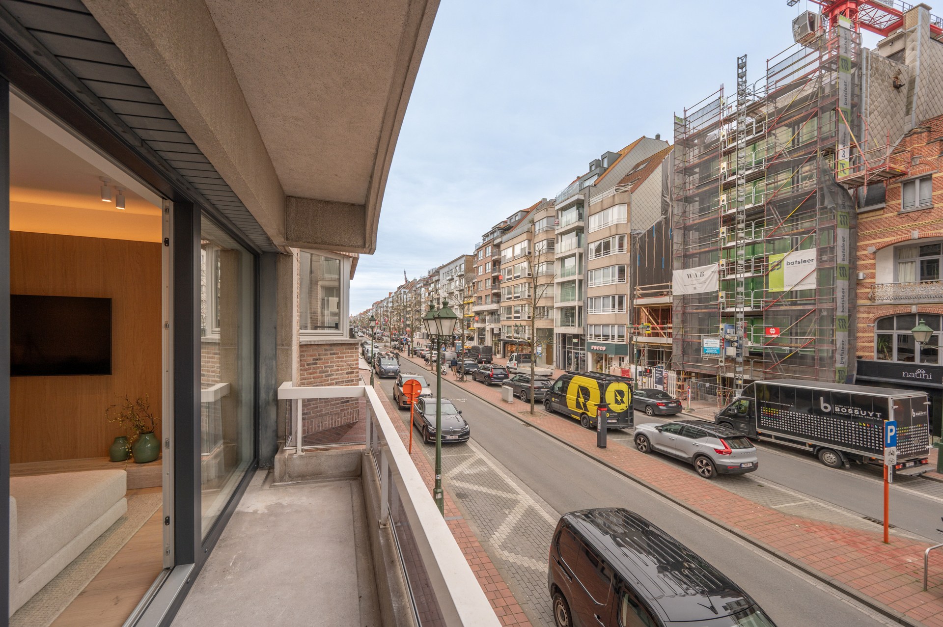 Prachtig gerenoveerd appartement met 3 slaapkamers centraal gelegen op de Lippenslaan te Knokke. 