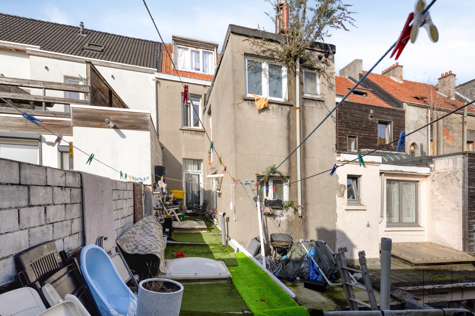 Ruime handelswoning, momenteel ingericht als handelsruimte en 2 appartementen op goede ligging te Antwerpen! 