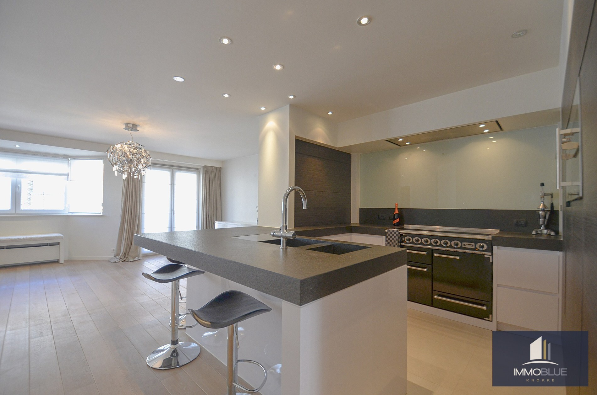 Topaanbieding – Uitzonderlijk ruim appartement gelegen in een stijlvolle residentie. 