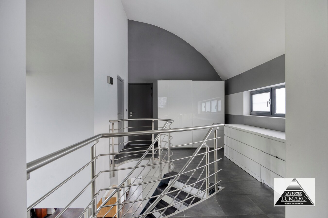 Villa onder moderne architectuur, residentiële bosomgeving. 3 slaapkamers, hobbyruimten 