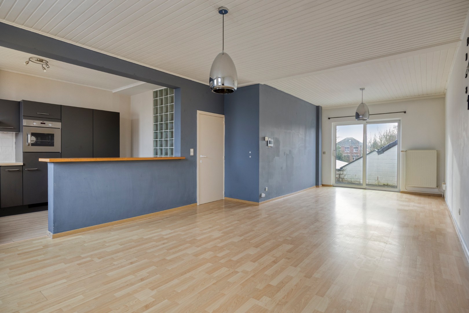 Building met handelspand en duplexappartement met 3 slpk. nabij het centrum van Leopoldsburg 