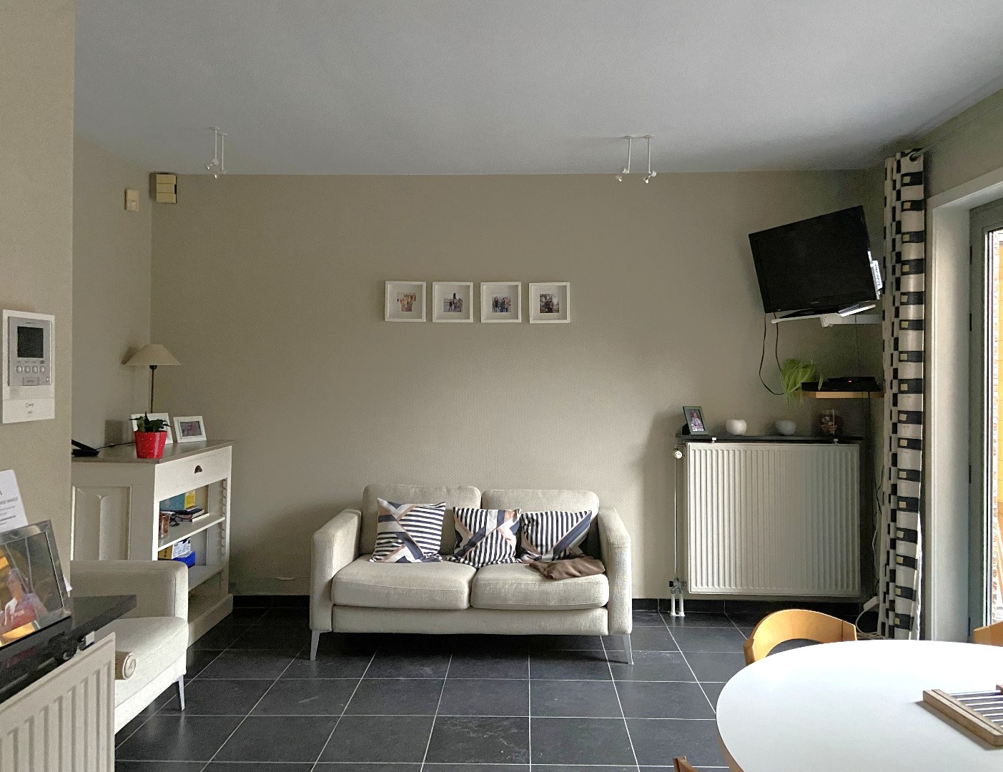 Multifunctioneel handelspand met luxueuze woonst op centrumligging in Sint-Eloois-Vijve! 