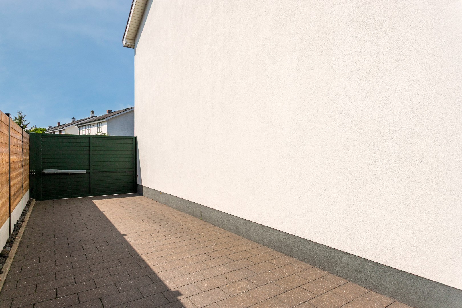 Gerenoveerde villa met 4 slaapkamers, garage en tuin in gegeerde woonwijk te Buizingen 
