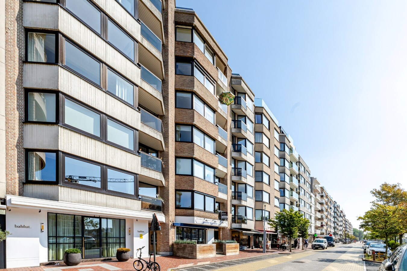 Totaal gerenoveerd appartement met open zicht en uitzonderlijke terrassen op topligging in Heist. 