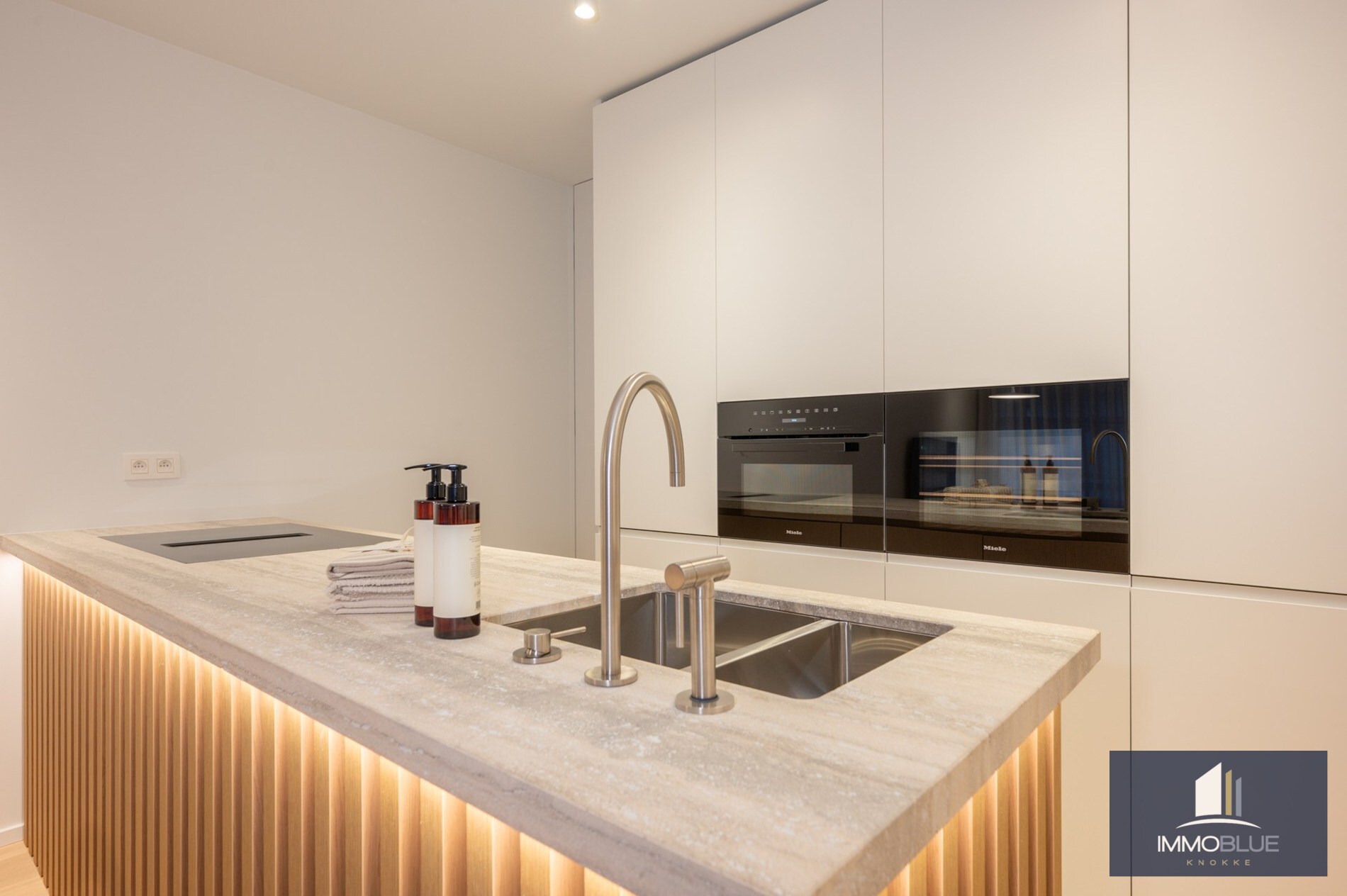 Stijlvol volledig gerenoveerd appartement in een vernieuwde residentie gelegen op een boogscheut van de zee en het commercieel centrum. 