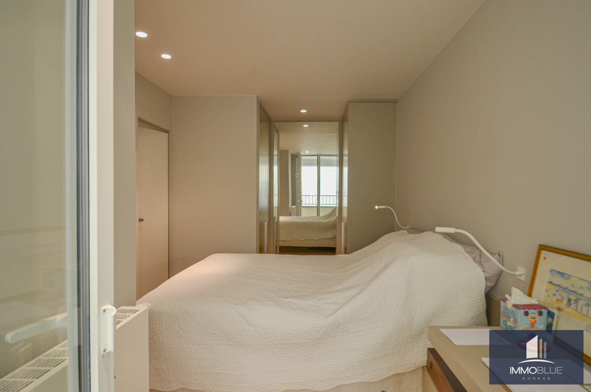 L’appartement bénéficie d’une double orientation, avec une vue frontale sur la mer à l’avant et une vue dégagée sur l’arrière-pays à l’arrière. 