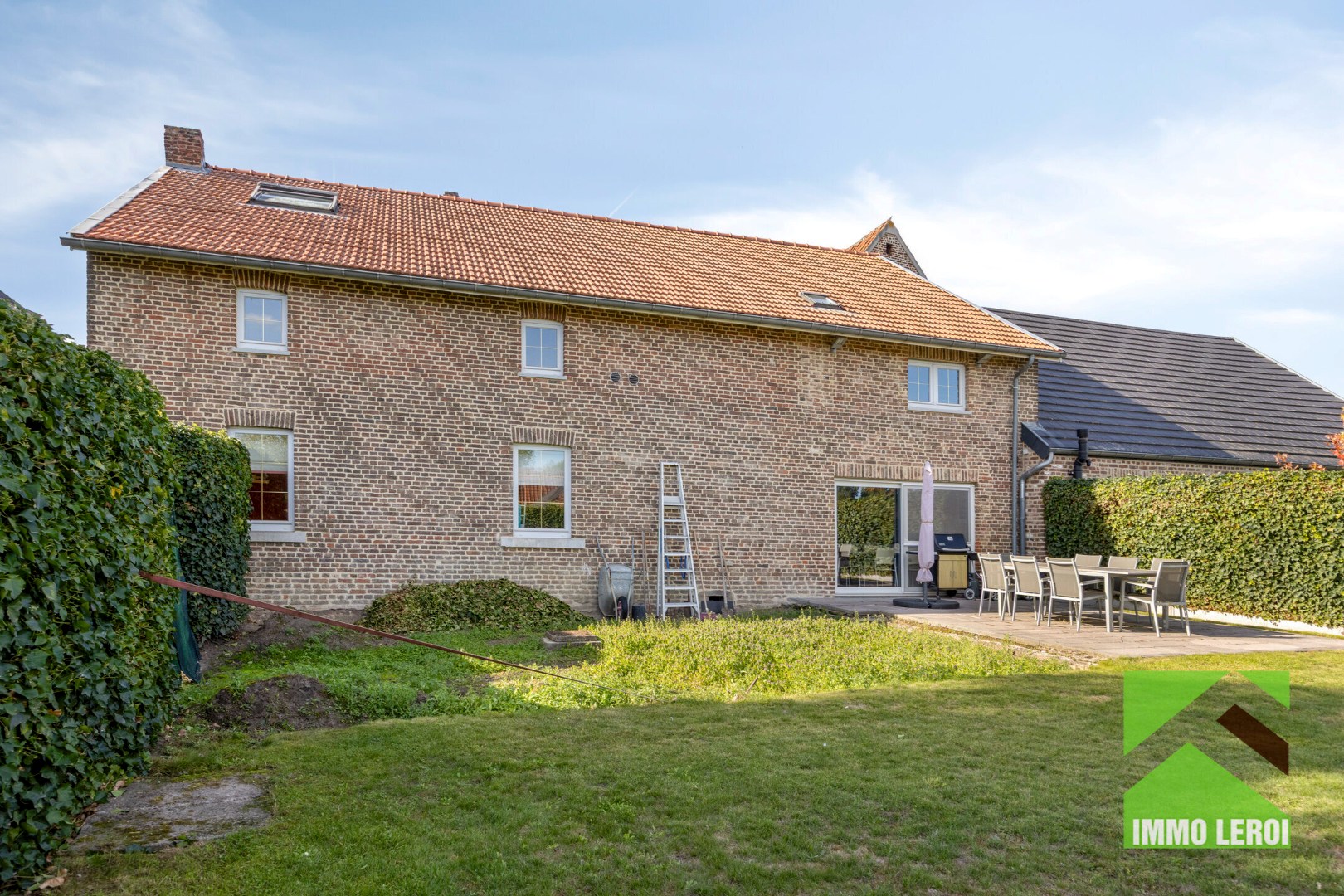 Achterzijde woning met terras