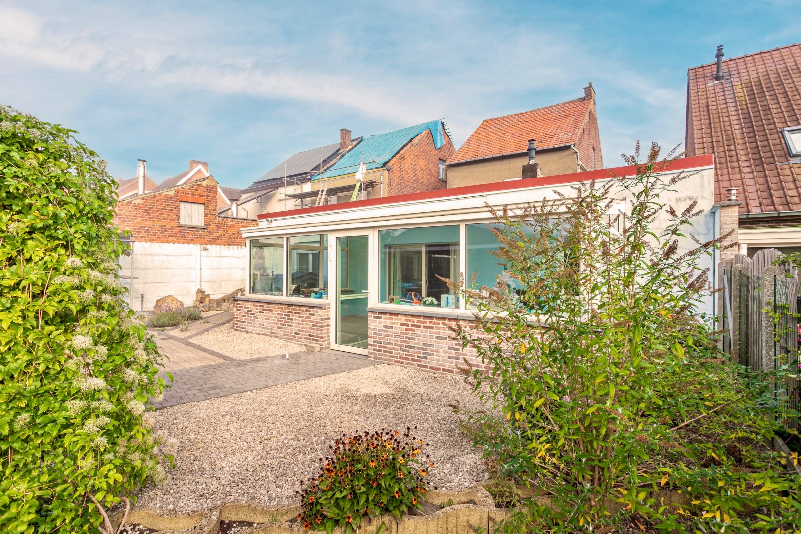 Ruime, te renoveren woning met 3 slpk en garage 