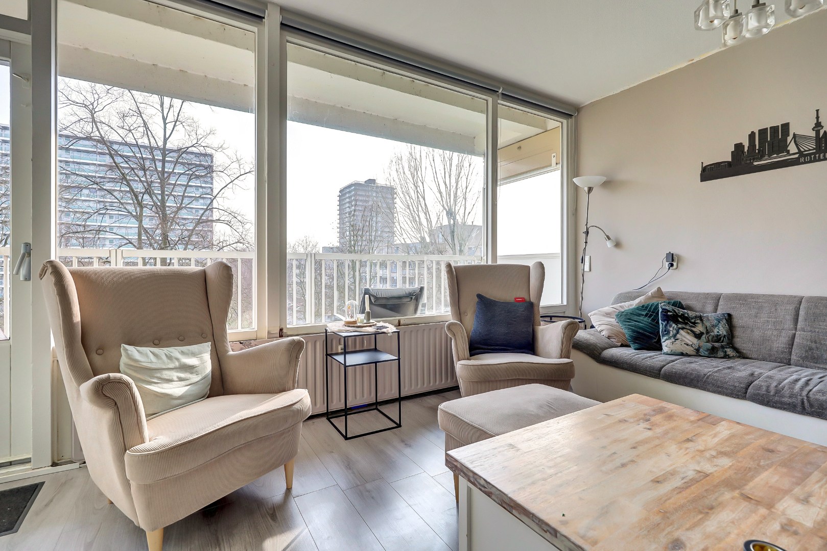 Dit lichte 4-kamer appartement op de 4e verdieping, met 3 slaapkamers, keurige keuken, balkon op het zuiden en berging in de onderbouw is gelegen in de populaire wijk "Ommoord". 