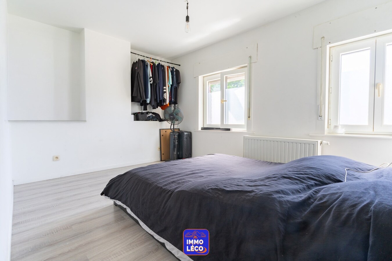 Maison rénovée avec beaux volumes et jardin. 