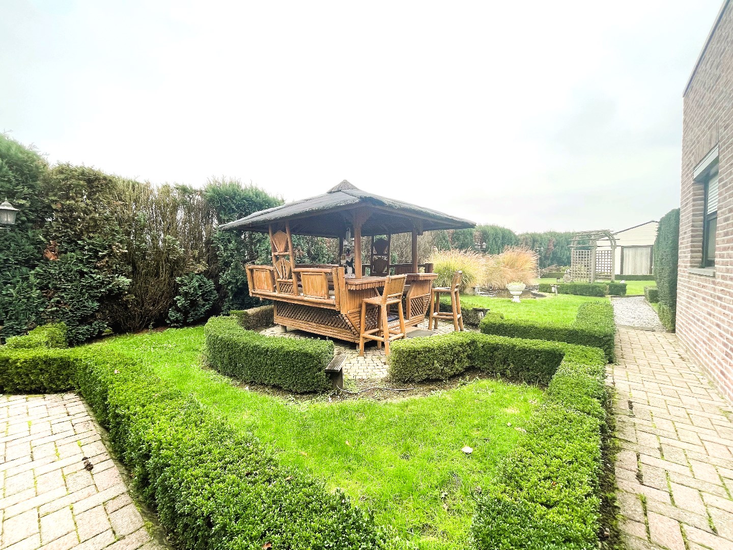 Woning met ruim magazijn op 2266 m² 