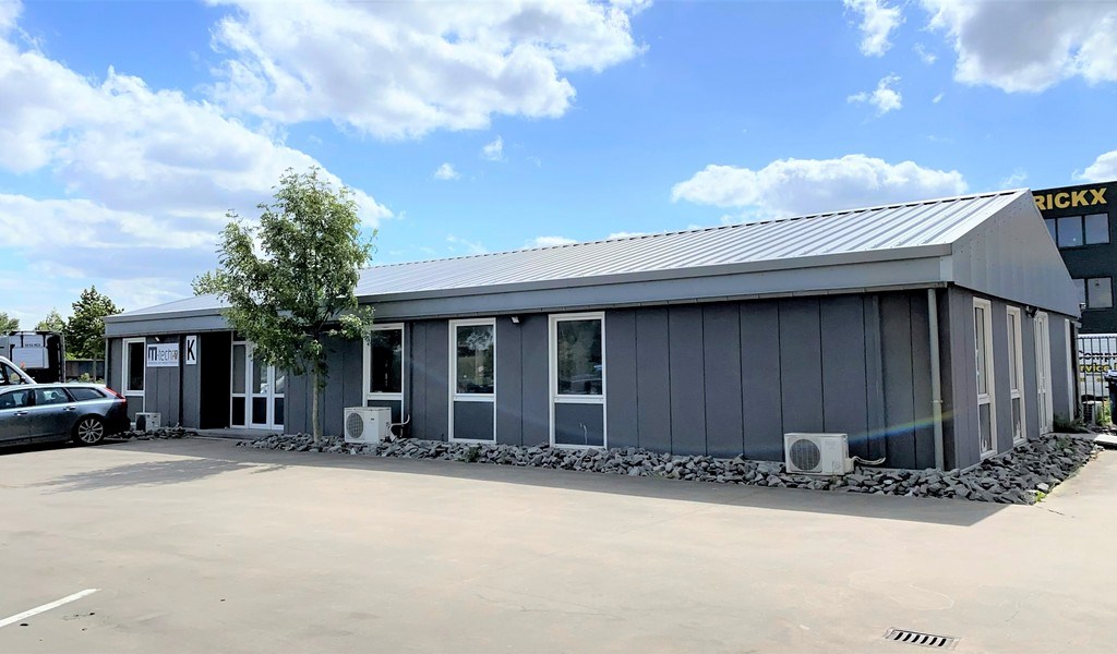 Alleenstaand kantoor te huur langs R4 te Wondelgem