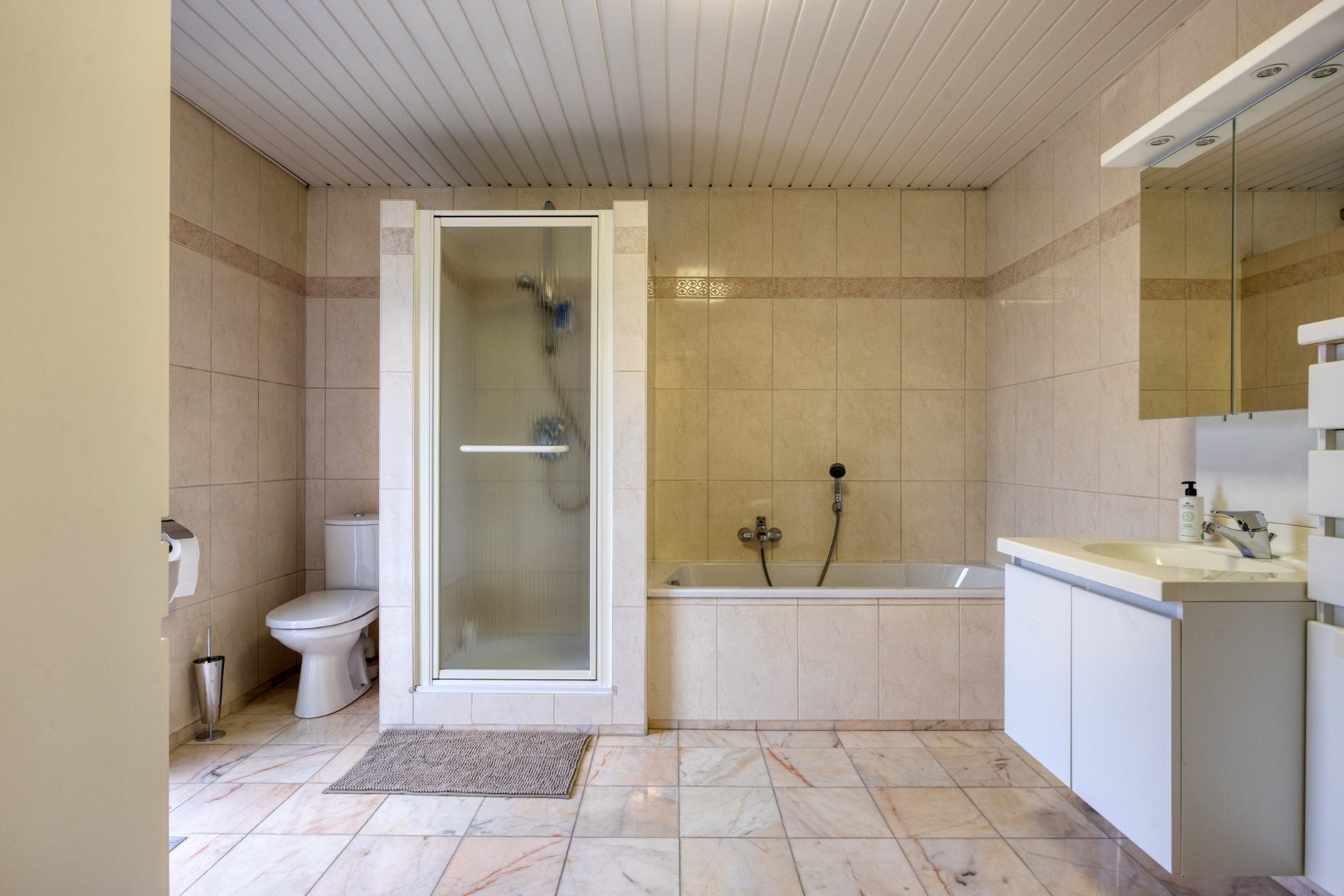 Handelswoning met 3 slpk. en privéparking in het centrum van Balen 