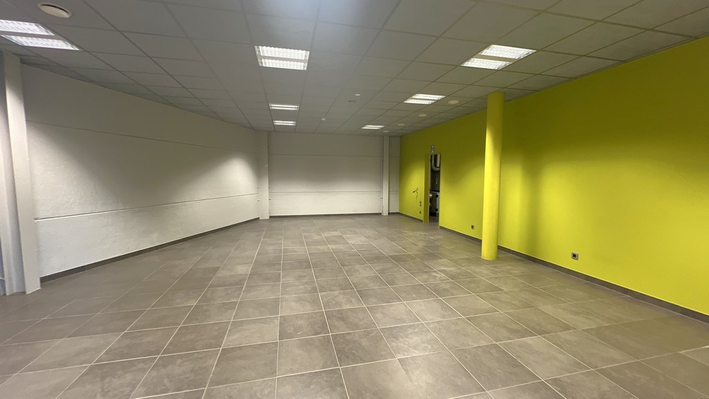 Bedrijfsgebouw met woning te koop vlakbij N60 in Gavere