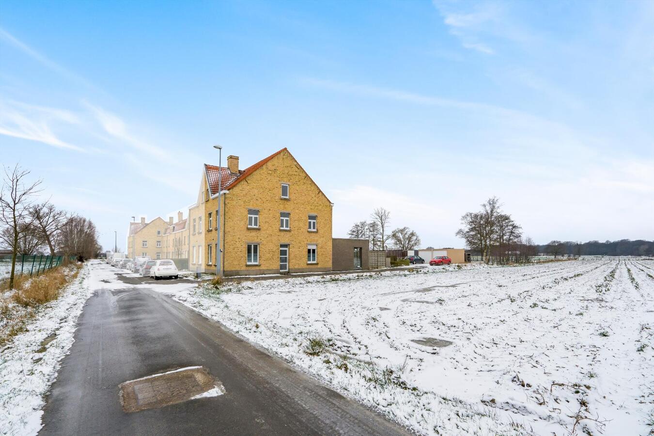 Landelijk gelegen, ruime halfopen woning met garage. 