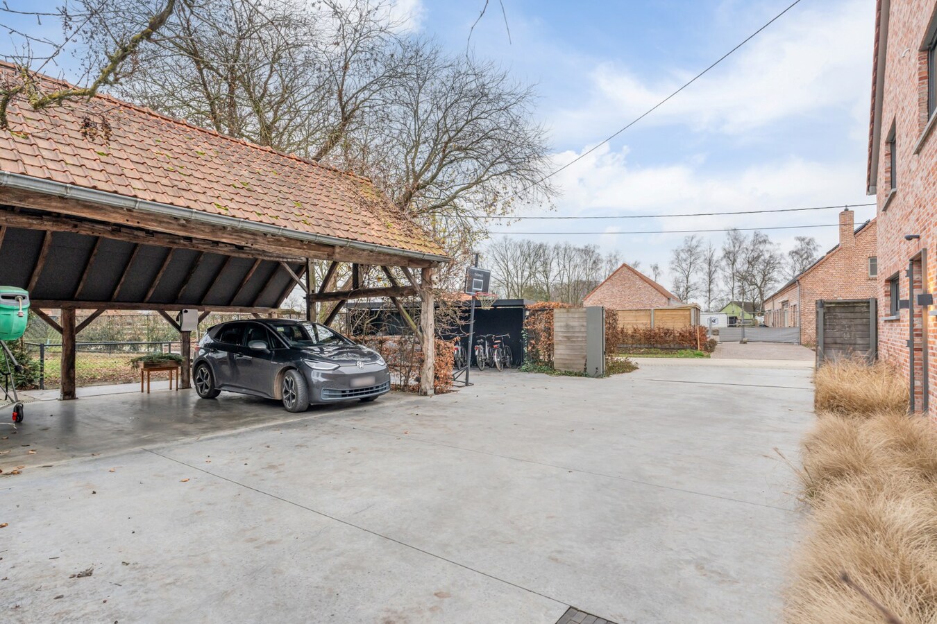 Uniek landhuis op een perceel van +/- 27 are in een GROENE oase 