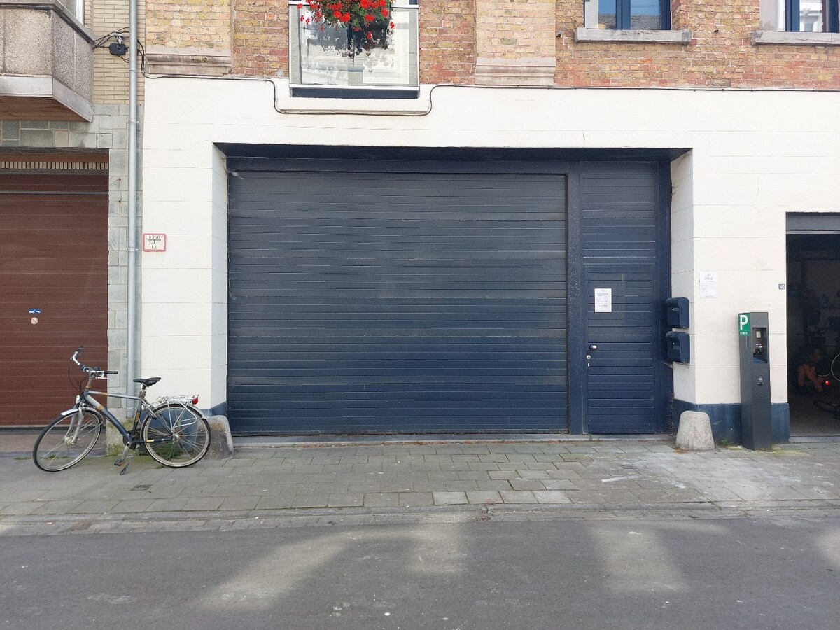 CENTRAAL GELEGEN AUTOSTANDPLAATSEN TE HUUR 