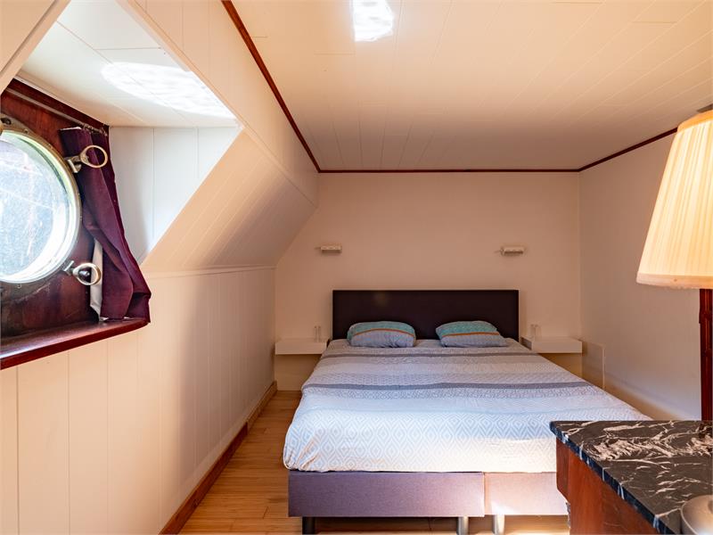 Woonschip met 5 slaapkamers en vaste ligplaats 