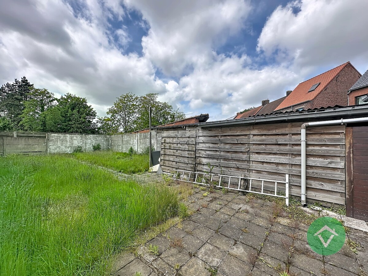 Op te frissen gezinswoning met vier slaapkamers, inpandige garage te Koekelare 