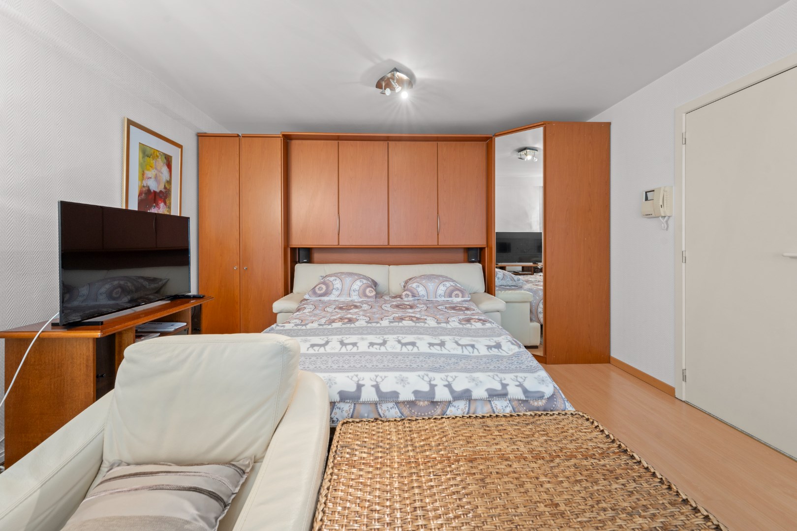 STUDIO IN HET CENTRUM VAN OOSTENDE MET ZIJDELINGS ZEEZICHT 