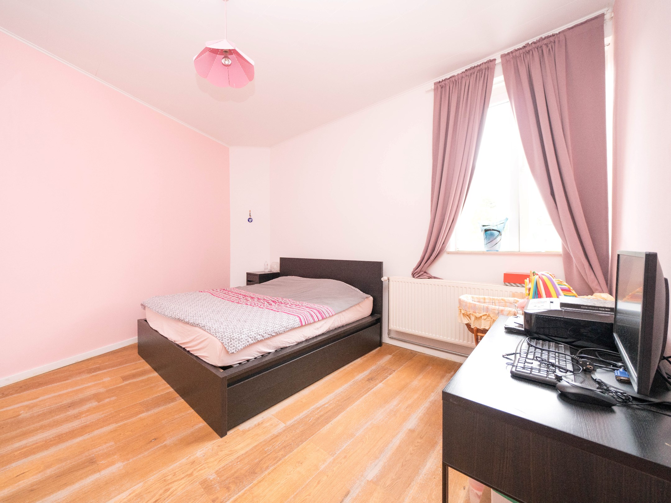 Zeer grote, instapklare woning met 6 kamers en 2 badkamers 