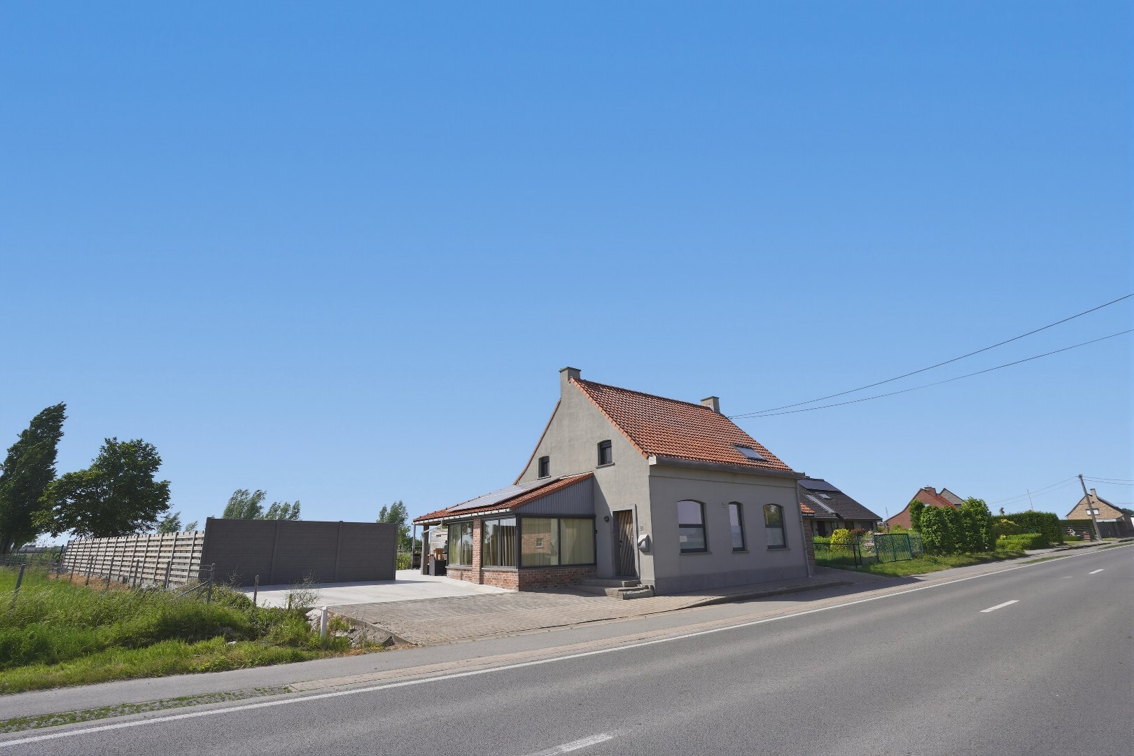 Instapklare open bebouwing met 5 slaapkamers op 1919m² te Merkem. 