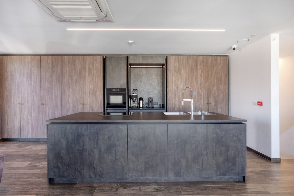 Grondig gerenoveerd KMO gebouw met magazijn en kantoorruimtes in Heverlee op een perceel van 11a19ca! – EPC -22,65 kWh/m² 