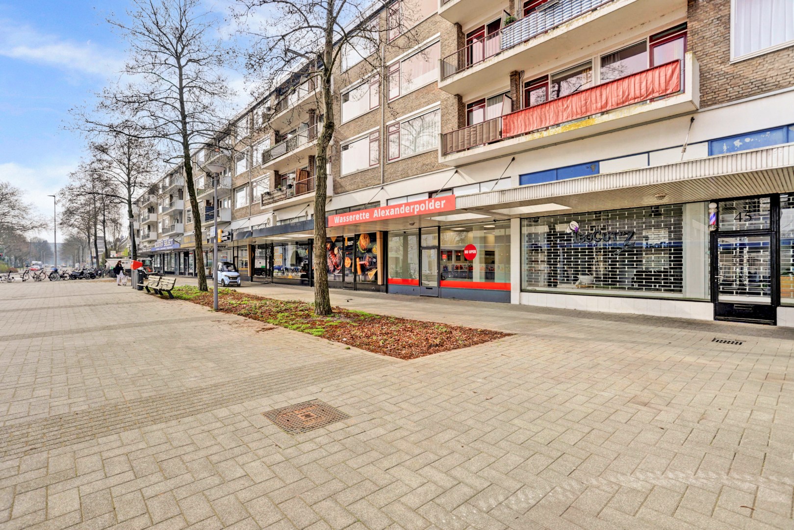 Instapklaar 3- (voorheen 4) kamer appartement op de 2e etage met moderne keuken met kookeiland, 2 balkons, 2 riante slaapkamers, moderne badkamer en gelegen op eigen grond! 